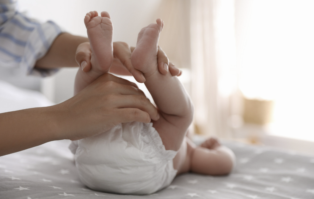 membersihkan alat kelamin bayi, cara membersihkan kemaluan bayi, perawatan bayi perempuan, perawatan bayi laki-laki, tips kesehatan bayi, Bunda, si Kecil